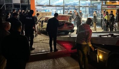 Adana'da otomobil iş yerine daldı! 1 ölü, 1 yaralı