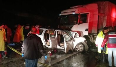 Balıkesir'de TIR'la çarpışan otomobildeki 3 kişi öldü – Güncel haberler