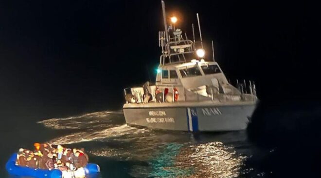 Yunan botu kaçak göçmenleri batırmaya çalıştı, Türk Sahil Güvenlik kurtardı! O anlar kamerada